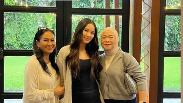 Alyssa Daguise Tampil Effortless Saat Lunch Date Bersama Ibu, Risa Dewi