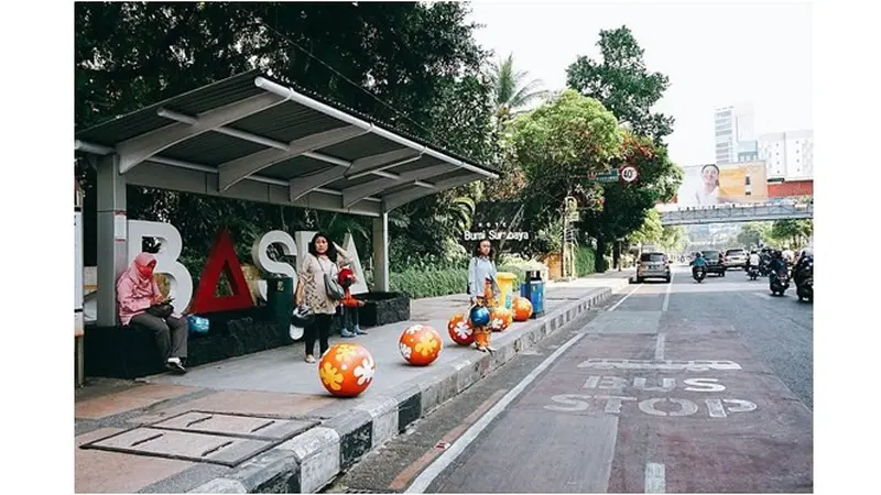 Bola indah tersebut sebagai pengaman bagi pejalan kaki, mencegah sepeda motor melintas di atas trotoar, sekaligus memperindah kawasan trotoar di Surabaya.