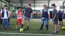 Legenda Liverpool Vladimir Smicer (tengah) didampingi Manajemen AXA Mandiri Hartono dan Preskom AXA Mandiri Agus Haryoto Widodo menggiring bola pada pembukaan sharing and learning di Grand Futsal, Jakarta, Jumat (8/2). (Liputan6.com/Fery Pradolo)