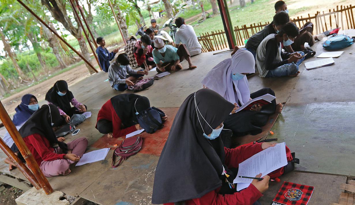 Suasana Ujian Akhir Semester (UAS) SMP Sekolah Alam di Sukawangi, Kabuapaten Bekasi, Jawa Barat, Senin (30/11/2020). Menurut pengurus Sekolah Alam KBM tatap muka  jenjang pendidikan SD,SMP, dan SMA tetap berjalan dengan menerapkan protokol kesehatan. (Liputan6.com/Herman Zakharia)
