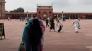 Wanita Muslim berdiri di depan masjid Jama di kawasan lama New Delhi, India (30/7/2019). Masjid Jama atau Masjid-i Jahān-Numā merupakan masjid utama yang berada di kawasan Delhi Tua di India. (AFP Photo/Money Sharma)