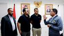 Menteri Pemuda dan Olahraga (Menpora) Zainudin Amali, berbincang dengan CEO Asosiasi Pesepak Bola Profesional Indonesia (APPI) Hardika Aji, Presiden APPI Andritany, Manajer Persipura Jayapura Yan P. Mandenas saat pertemuan di Kantor Kemenpora, Senin (30/1/2023). (Bola.com/M Iqbal Ichsan)