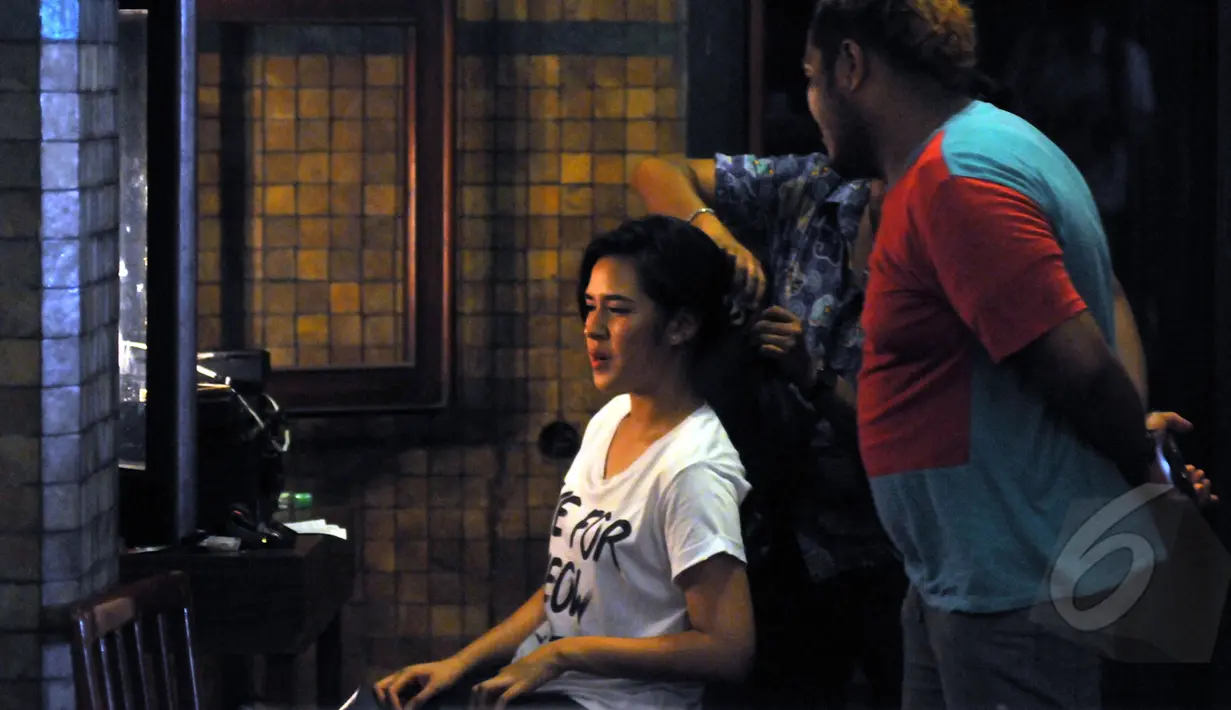 Rambut Raisa sedang ditata sebelum proses syuting film "Letters For Raisa" di kawasan Kota Tua, Jakarta, Sabtu (14/3/2015). Raisa berperan sebagai gadis lugu (Liputan6.com/Panji Diksana) 