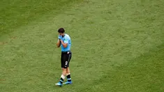 Striker Uruguay, Luis Suarez bereaksi setelah kalah atas Prancis pada akhir laga perempat final Piala Dunia 2018 di Nizhny Novgorod Stadium, Jumat (6/7). Timnas Uruguay tersingkir usai ditumbangkan Prancis dua gol tanpa balas. (AP/Hassan Ammar)