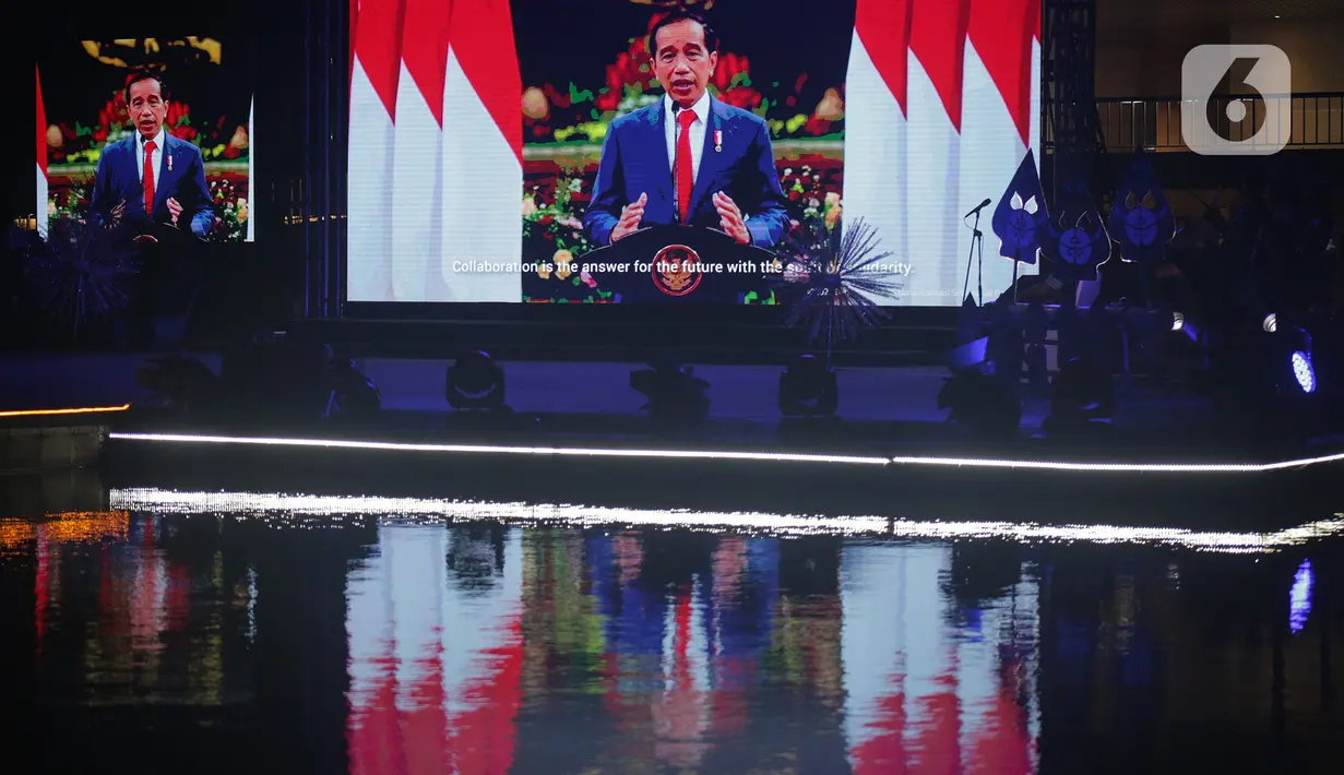 Presiden Joko Widodo terlihat pada layar saat Opening Ceremony Presidensi G20 Indonesia 2022 di Jakarta, Rabu (1/12/2021). Presidensi G20 Indonesia dimulai pada 1 Desember 2021 hingga 30 November 2022 dengan mengusung tema "Recover Together, Recover Stronger". (Liputan6.com/Herman Zakharia)
