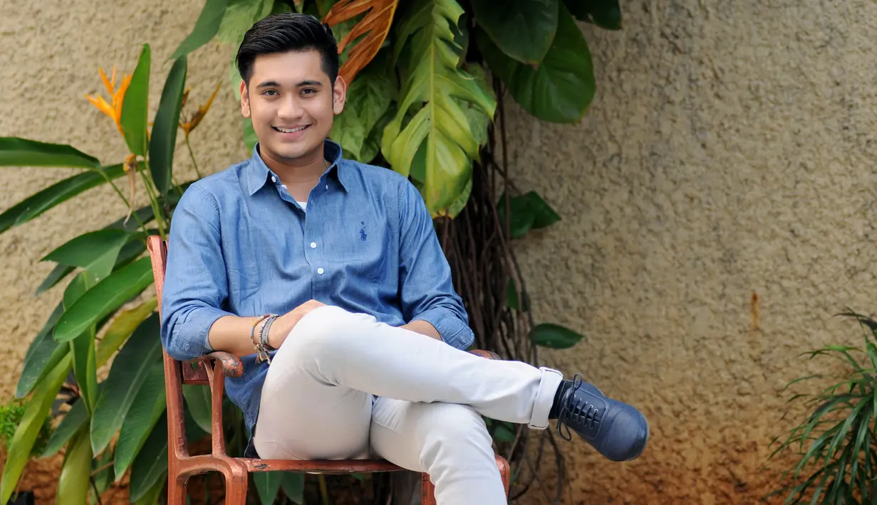 Demi keseriusannya menekuni dunia tarik suara, pemeran 23 tahun itu juga rehat sementara daru dunia akting. Dunia musik bukan hal baru bagi  pemeran Gerry dalam film Aku Cinta Kamu itu. (Daniel Kampua/Bintang.com)