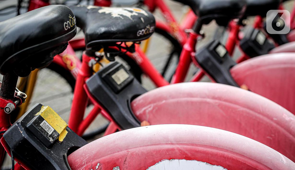 Kondisi sepeda sewa yang terbengkalai terparkir di Pasar Baru, Jakarta, Rabu (30/11/2022). Dinas Perhubungan DKI Jakarta akan menarik 218 unit sepeda sewa di 67 titik tambat di Ibu Kota secara bertahap karena kesulitan pendanaan dari operator. (Liputan6.com/Faizal Fanani)