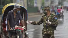 Tentara Bangladesh memeriksa seorang pria yang bepergian dengan becak di sebuah pos pemeriksaan sepanjang jalan Dhaka, Bangladesh, Kamis (1/7/2021). Tentara dan polisi diperintahkan untuk mencegah orang-orang keluar rumah, kecuali untuk keadaan darurat atau membeli kebutuhan pokok. (AFP/Munir Uz zam