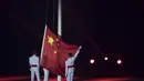 Pengibaran China saat penutupan Asian Games di SUGBK, Jakarta, Minggu (2/9/2018). (Bola.com/Vitalis Yogi Trisna)