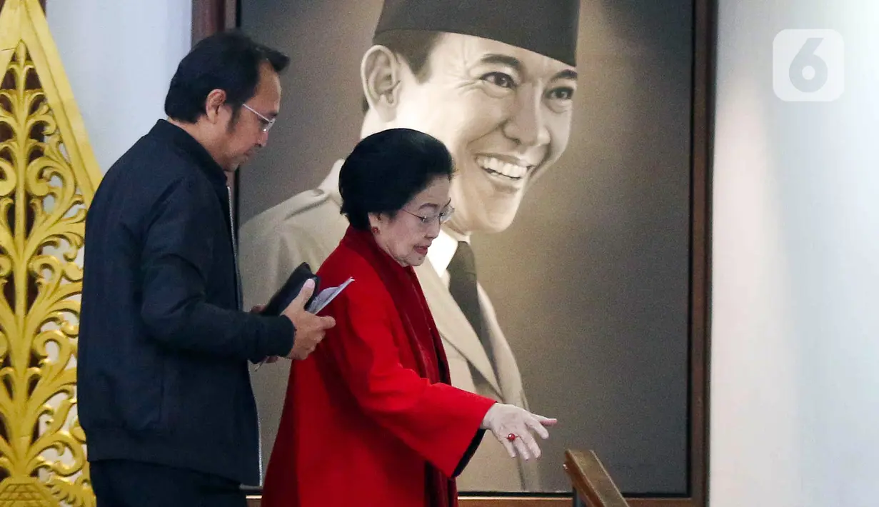 Dalam HUT ke-51 PDIP ini turut hadir pula Wakil Presiden Republik Indonesia Ma'ruf Amin. Usai menerima potongan tumpeng, Megawati dan Ma'ruf berfoto bersama. Saat itulah Ma'ruf ikut berpose 3 jari bersama yang lain. (Liputan6.com/Herman Zakharia)
