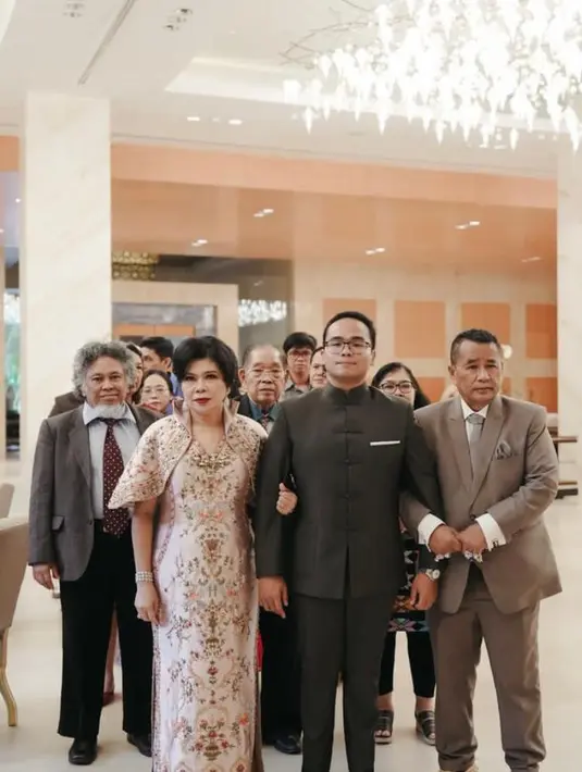 Kabar bahagia datang dari pengacara kondang Hotman Paris. Anak bungsunya Fritz Hutapea, resmi meminang kekasihnya, Chen Giovani. [Foto: IG/hotmanparisofficial).