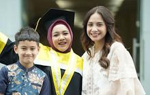 Cantiknya Nagita Slavina Hadiri Wisuda Lala Pengasuh Rafathar, Outfit Simple nan Anggun & Tenteng Tas Mungil