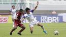 Pemain Borneo FC, Terens Puhiri, menarik baju pemain Persita Tangerang, Edo Febriansyah, pada laga BRI Liga 1 di Stadion Pakansari, Bogor, Sabtu (10/2/2021). (Bola.com/M Iqbal Ichsan)