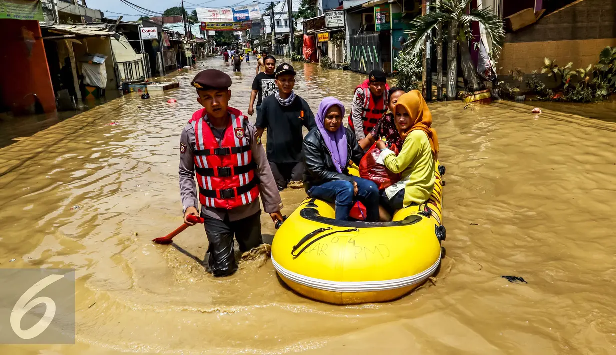 Petugas mengevakuasi warga menggunakan perahu karet di Perumahan PGP Jatiasih, Bekasi, Jawa Barat, Jumat (22/4). Ketinggian air mencapai 1,5 meter dari sebelumnya ketinggian mencapai hampir 4 meter. (Liputan6.com/Fery Pradolo)