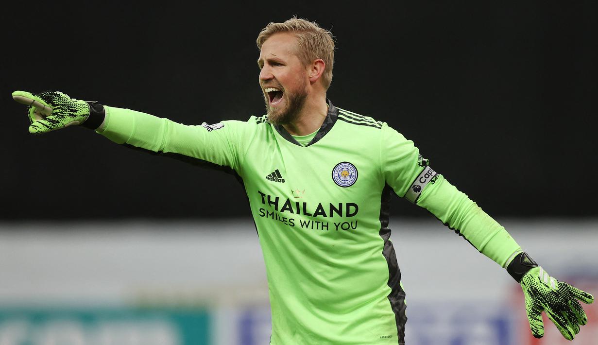 4. Kasper Schmeichel (Leicester City). Kiper asal Denmark berusia 34 tahun ini telah membuat 9 kali clean sheets dalam 23 penampilannya selama 2070 menit. (AFP/Lee Smith/Pool)
