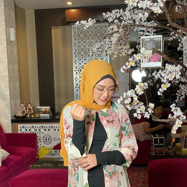 Potret pedangdut Happy Asmara kenakan hijab