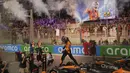 Pembalap McLaren, Oscar Piastri merayakan kemenangannya  dalam Formula 1 GP Arab Saudi yang berlangsung di Sirkuit Jeddah Corniche, Arab Saudi, Minggu (20/04/2025) waktu setempat. (AP Photo/Darko Bandic)