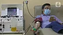 Penyintas COVID-19 melakukan donor plasma konvalesen di PMI DKI Jakarta, Selasa (19/1/2021). Sebanyak 307 penyintas COVID-19 per 1 hingga 15 Januari 2021 telah mendonorkan plasma konvalesen. (Liputan6.com/Herman Zakharia)