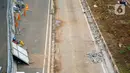 Pekerja beristirahat di area proyek pembangunan jalur MRT Jakarta fase II di kawasan Thamrin, Jakarta, Rabu (6/1/2021). Jalur MRT fase II tahap pertama (CP201) yaitu dari Bundaran HI-Harmoni akan selesai pada Maret Tahun 2025. (Liputan6.com/Faizal Fanani)