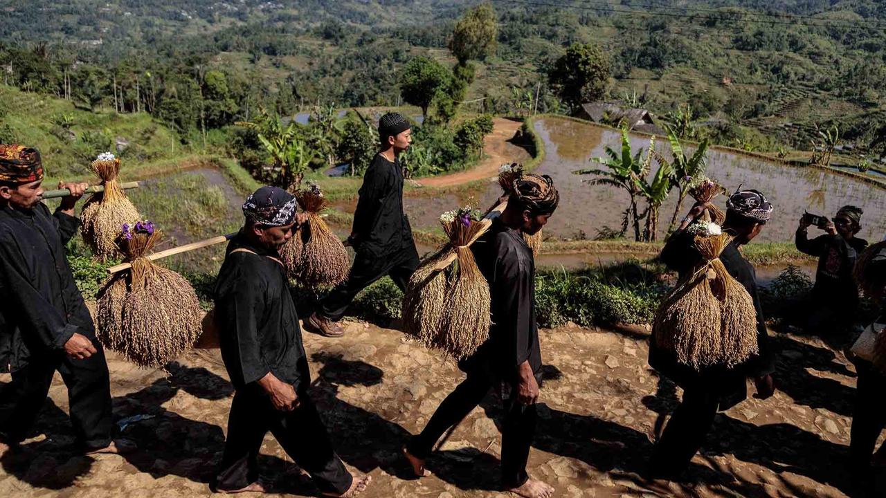 FOTO: Seren Taun ke-657, Warga Kasepuhan Gelar Alam Rayakan Syukur Panen di Sukabumi