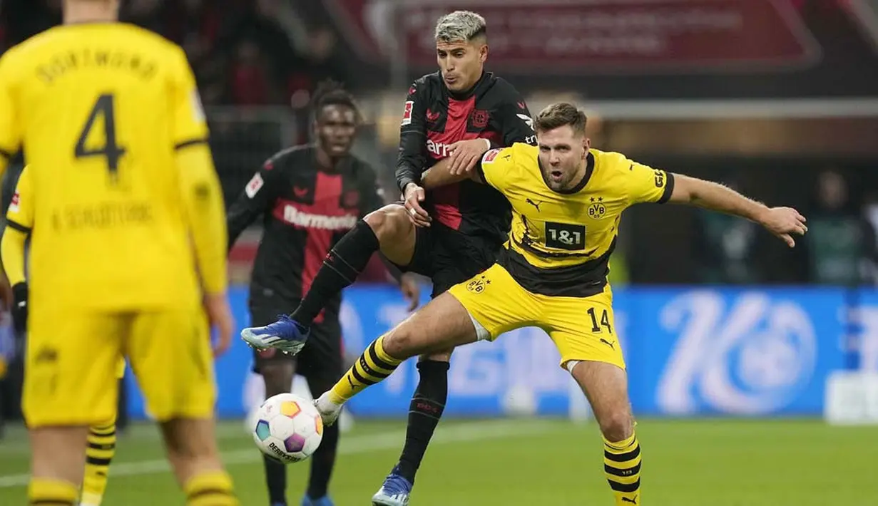 Exequiel Palacios tampil memukau di lini tengah Bayer Leverkusen. Gelandang bertahan peraih juara dunia bersama Argentina ini memang andal dalam penguasaan bola dan pandai mengatur irama serangan. (AP Photo/Martin Meissner)