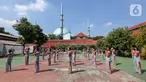Anak binaan melakukan peregangan otot atau stretching di lapangan Lembaga Pembinaan Khusus Anak (LPKA) Klas 1 Tangerang, Banten, Sabtu (30/5/2020). Stretching yang diikuti 56 anak binaan setiap pagi dapat meningkatkan sistem kekebalan tubuh selama masa pandemi Covid-19. (Liputan6.com/Fery Pradolo)