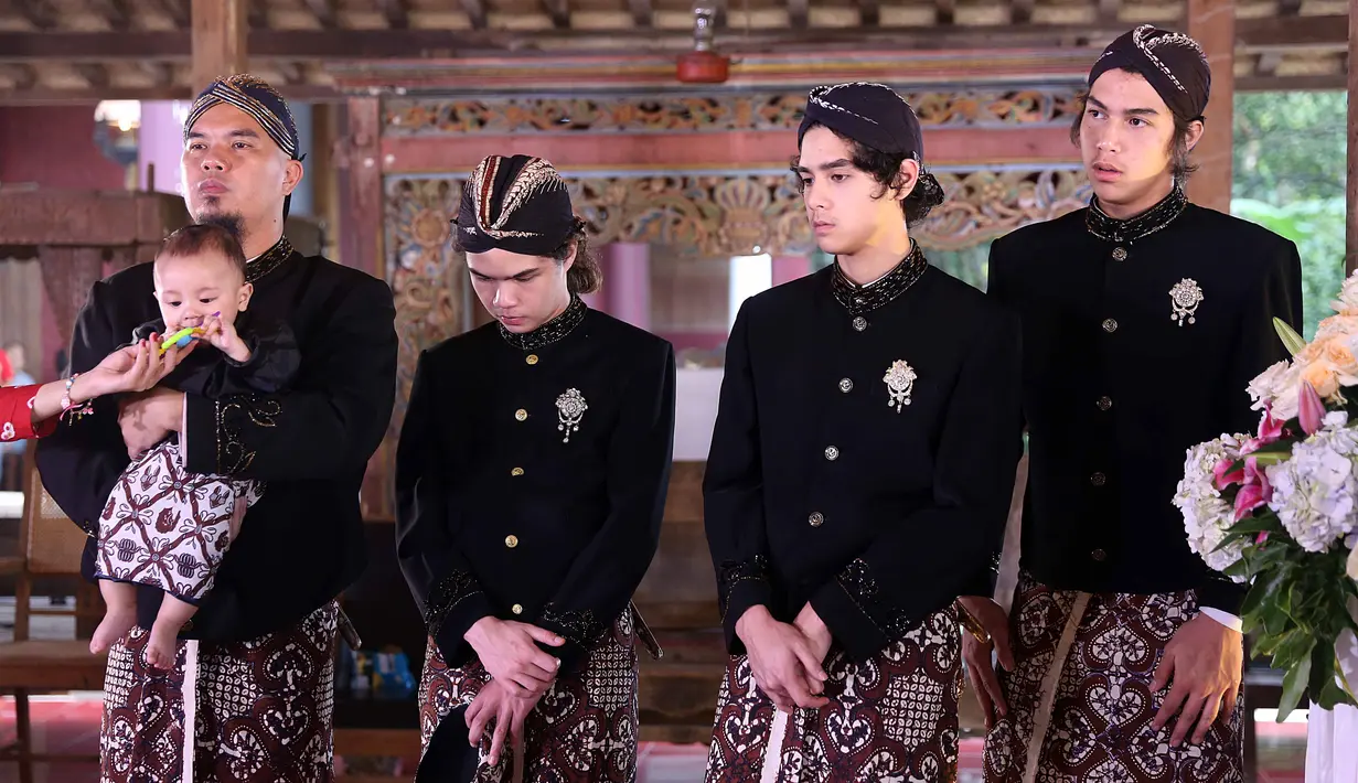 Pentolan Republik Cinta Manajemen itu berharap, tradisi tanah lahirnya dipelihara. Dan diteruskan pada semua anak-anak laki-lakinya ketika memiliki seorang anak berusia tujuh bulan. (Nurwahyunan/Bintang.com)