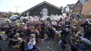 Berselang beberapa waktu dari perilaku tercela itu, ratusan warga juga melakukan aksi tandingan dengan berkumpul di depan mural. Mereka melakukan aksi untuk menentang segala bentuk rasisme di Inggris sekaligus menggalang dukungan untuk Rashford dan kawan-kawan. (Foto:AP/Jon Super)