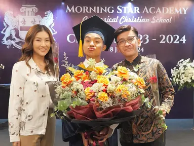 Ruben Onsu sempat menghadiri acara wisuda SMA Betrand Peto. Dia datang bersama Sarwendah. (Foto: Instagram/ ruben_onsu)