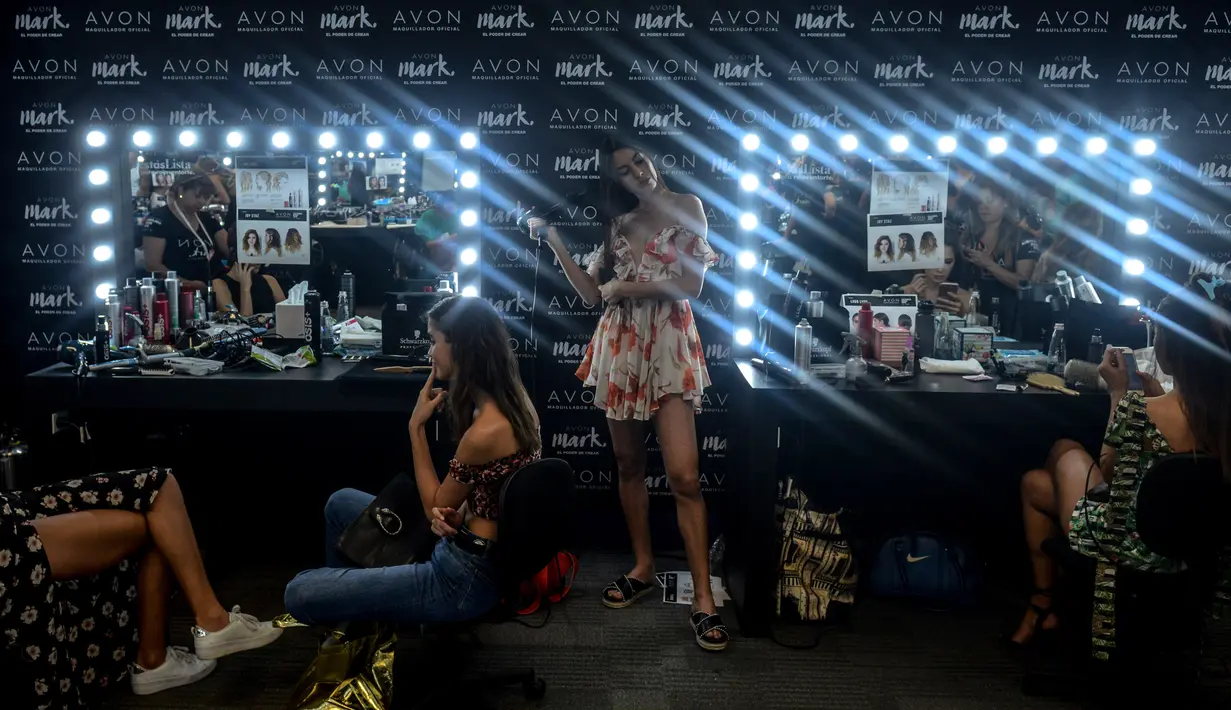 Sejumlah model berada di ruang rias di belakang panggung sebelum tampil membawakan busana Jay Star Jeans di Colombiamoda sebagai bagian dari Colombia Fashion Week di Medellin, Departemen Antioquia, Kolombia (25/7). (AFP Photo/Joaquin Sarmiento)