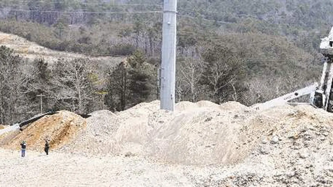 Keranjang Truk Setinggi 30 M Terbalik, 2 Pekerja Tewas Seketika 