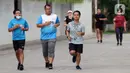 Warga melakukan aktivitas olahraga dengan berlari kecil di kawasan Taman Lapangan Banteng, Jakarta, Kamis (17/12/2020). Dengan berolahraga secara teratur diperlukan untuk menjaga kebugaran tubuh dan meningkatkan imunitas serta mencegah sakit. (Liputan6.com/Helmi Fithriansyah)