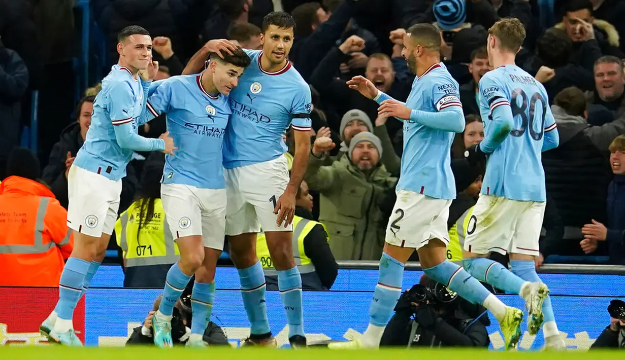 Pemain Manchester City Julian Alvarez (kedua kiri) merayakan dengan rekan setimnya usai mencetak gol ke gawang Chelsea pada pertandingan sepak bola Piala FA di Etihad Stadium, Manchester, Inggris, 8 Januari 2023. Manchester City mengalahkan Chelsea dengan skor 4-0. (AP Photo/Dave Thompson)