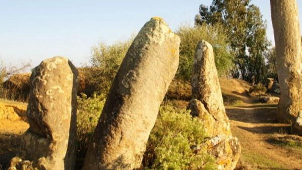 Tumulus berbentuk elips di Mzora memiliki ukuran diameter 55 meter, dikelilingi oleh 167 monolit batu dengan tinggi 5 meter. Wilayah yang sekarang menjadi Maroko ini setidaknya telah dihuni sejak 8000 SM.