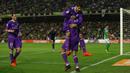Para pemain Real Madrid merayakan gol yang dicetak Cristiano Ronaldo saat melawan Real Betis pada laga La Liga di Stadion Benito Vilamarin, Seville, Minggu (15/10/2016). Madrid menang 6-1 atas Betis. (Reuters/Marcelo Del Pozo)