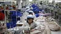 Pekerja wanita dari Korut yang bekerja di Keasong Industrial Region sejak Mei 2015 (Reuters)