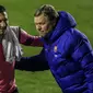 Pelatih Barcelona Ronald Koeman (kanan) bersama Lionel Messi merayakan kemenangan mereka atas Rayo Vallecano pada pertandingan 16 besar Copa del Rey di Stadion Vallecas, Madrid, Spanyol, Rabu (27/1/2021). Barcelona mengalahkan Rayo Vallecano 2-1. (AP Photo/Manu Fernandez)