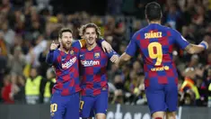 Penyerang Barcelona, Lionel Messi (kiri) berselebrasi dengan rekaannya Antoine Griezmann dan Luis Suarez usai mencetak gol ke gawang Borrusia Dortmund pada pertandingan Grup F Liga Champions di stadion Camp Nou, Spanyol (27/11/2019). Barcelona menang 3-1 atas Dortmund. (AP Photo/Joan Monfort)