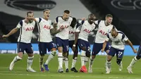 Para pemain Tottenham merayakan kemenangan pada pertandingan babak keempat Piala Liga Inggris antara Tottenham Hotspur dan Chelsea di Stadion Tottenham Hotspur di London, Inggris, Selasa, 29 September 2020. Tottenham mengalahkan Chelsea 5-4 melalui adu pe