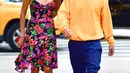 Kalau yang ini, Hailey Baldwin nampak cantik dengan dress bunga-bunga yang menggambarkan musim panas. Sementara Justin memakai hoodie orange dan celana biru. (James Devaney/GC Images/USWeekly)