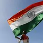 Supporter tim kriket India mengibarkan bendera kebangsaannya saat pertandingan melawan Sri Lanka di Galle, Sri Lanka, Kamis (13/8/2015). (Reuters/Dinuka Liyanawatte)