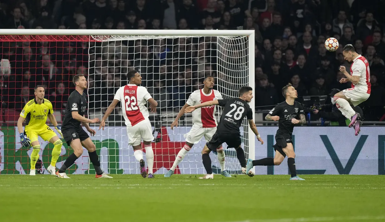 Gelandang Ajax, Antony (kanan) menyundul bola ke gawang Benfica saat pertandingan leg kedua babak 16 besar Liga Champions di Johan Cruyff ArenA di Amsterdam, Belanda, Rabu (16/3/2022). Benfica menang atas Ajax 1-0. (AP Photo/ Peter Dejong)