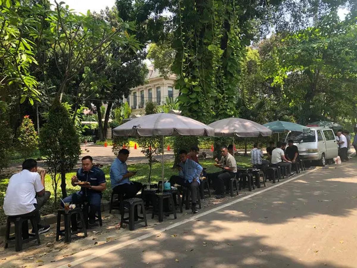 Warung Nasi Mobil di Depan Rumah Sandiaga Uno, Laris Manis dan Ramah di Kantong