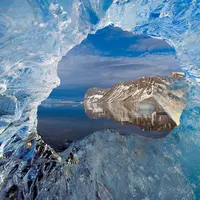 Ternyata daerah Kutub dengan dinding-dinding es yang begitu tebal pun punya pesonanya sendiri.