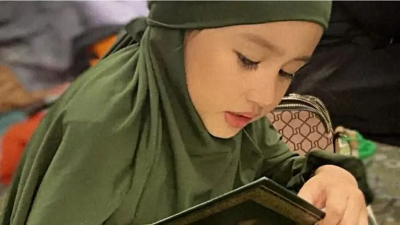 Saat mengaji Khalisa Anak Kartika Putri [@kartikaputriworld]