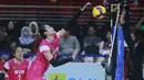 Tim putri Jakarta BIN berhasil meraih kemenangan perdananya di Final Four Proliga 2023 setelah menaklukkan Gresik Petrokimia Pupuk Indonesia dengan skor 3-2 (25-18, 23-25, 25-20, 21-25 dan 15-13) dalam laga yang berlangsung di GOR Jatidiri, Semarang, Jawa Tengah, Kamis (2/3/2023) malam WIB. Dengan hasil ini, Jakarta BIN masih memiliki peluang lolos ke Grand Final Proliga 2023 meski masih menempati posisi buncit dengan mengemas 3 poin dari 3 laga. Sebaliknya bagi Gresik Petrokimia, kekalahan ini menjadi yang kedua dari 3 laga dan sementara menghuni posiis kedua dengan raihan 5 poin. Posisi pertama masih dihuni Bandung BJB Tandamata dengan koleksi 4 poin, hasil sapu bersih kemenangan dalam 2 laga. (Dok. Proliga 2023)