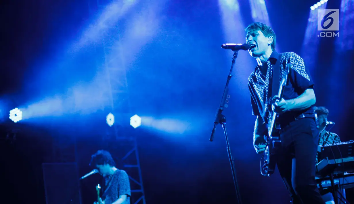 Grup band Franz Ferdinand beraksi pada konsernya di Tennis Outdoor, Senayan, Jakarta, Jumat (30/11). Konser band asal Skotlandia tersebut bertajuk "Franz Ferdinand and The Local Heroes". (Liputan6.com/Faizal Fanani)