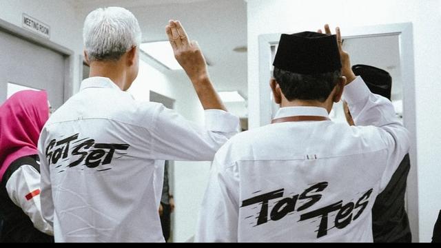 Ganjar Pranowo Tampil Beda di Debat Capres 2024, Kenakan Kemeja Putih Bertuliskan 'Sat Set'. Sementara Mahfud MD Bertuliskan 'Tes Tes' (Foto: Instagram.com/mohmahfudmd)