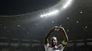 Kapten Palestina, Abdallatif Albahdari, menyapa suporter Indonesia pada laga Asian Games di Stadion Patriot, Jawa Barat, Rabu (15/8/2018). Indonesia takluk 1-2 dari Palestina. (Bola.com/Vitalis Yogi Trisna)