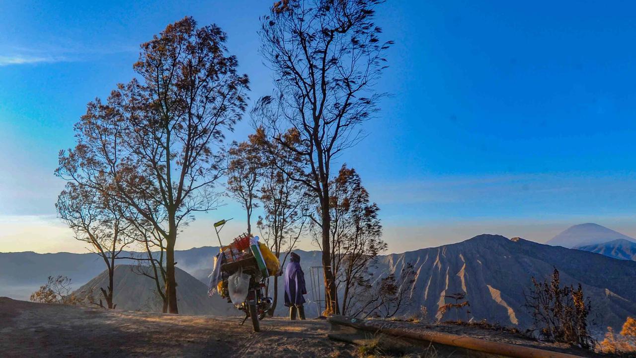 FOTO: Kilau Emas Matahari Pagi di Bromo yang Tak Pernah Kehilangan Pesona